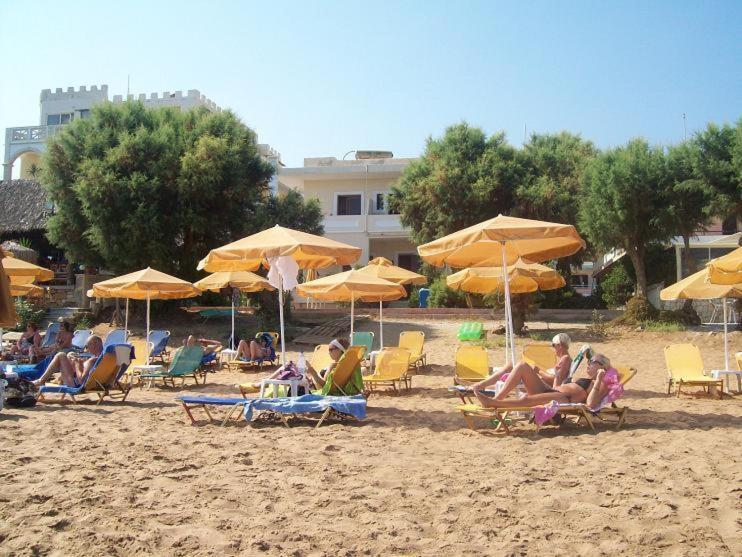Kato Stalos Beach Bagian luar foto
