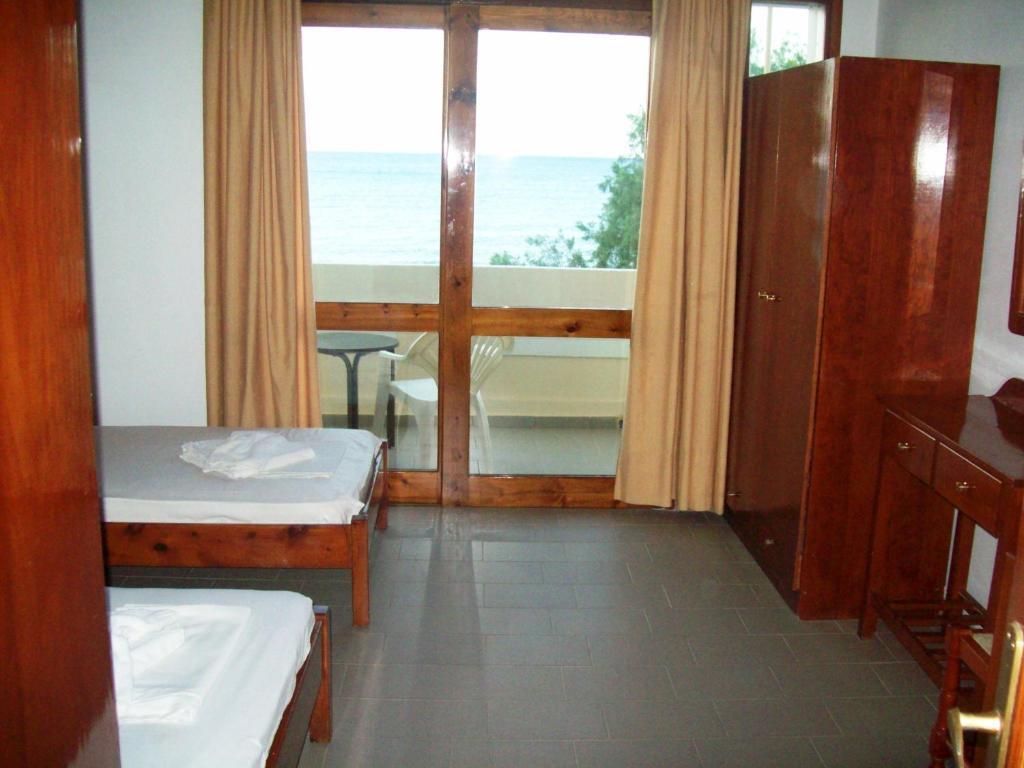 Kato Stalos Beach Bagian luar foto